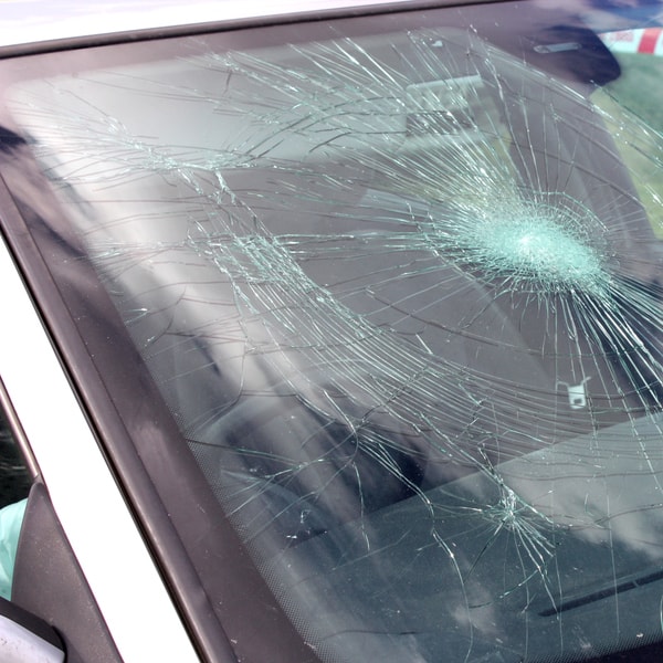 what auto glass replacement company to call and what does it cost to fix windshield 
